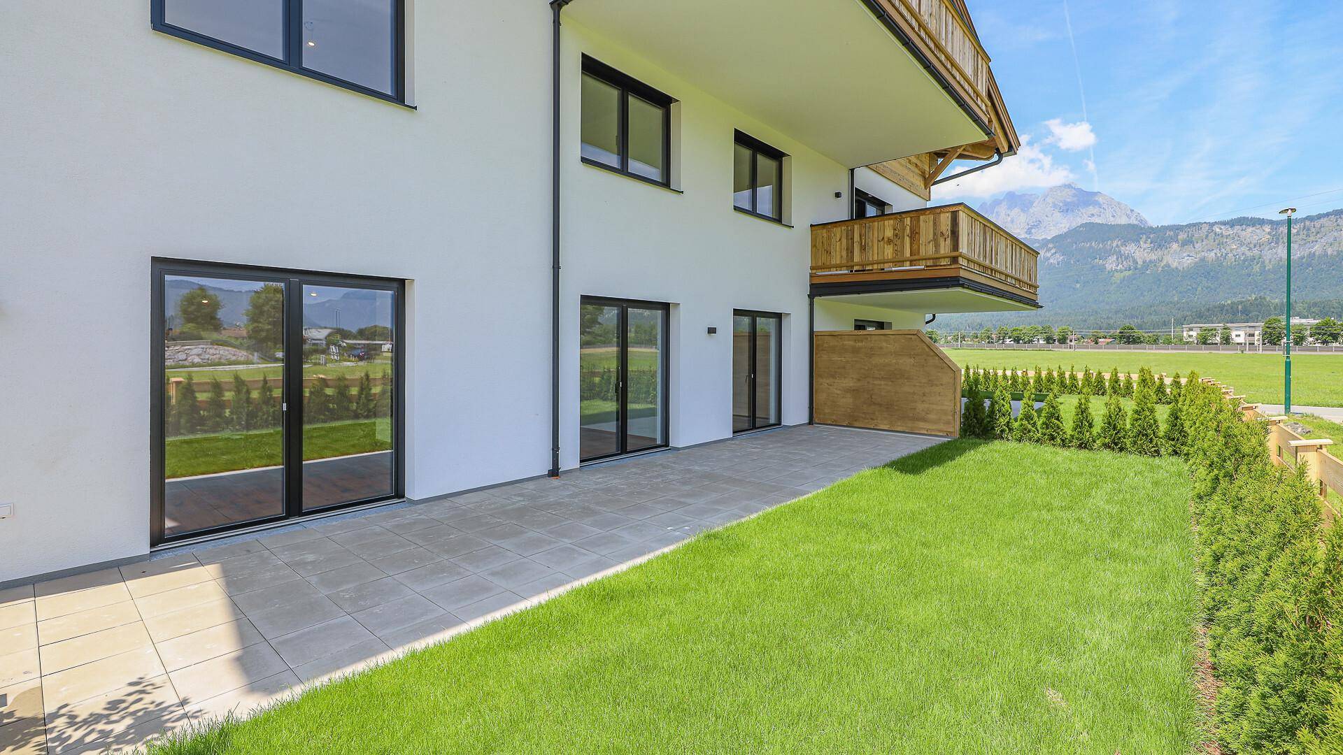Geräumige Terrasse mit direktem Zugang zum Garten und Blick auf die umliegende Natur.
