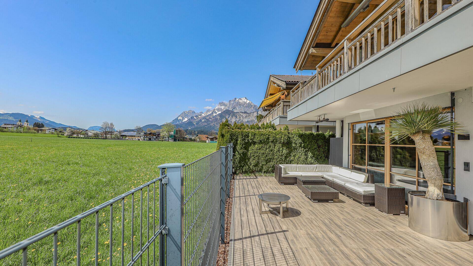 Geräumige Terrasse mit modernen Loungemöbeln und unvergleichlichem Blick auf die majestätischen Berge.