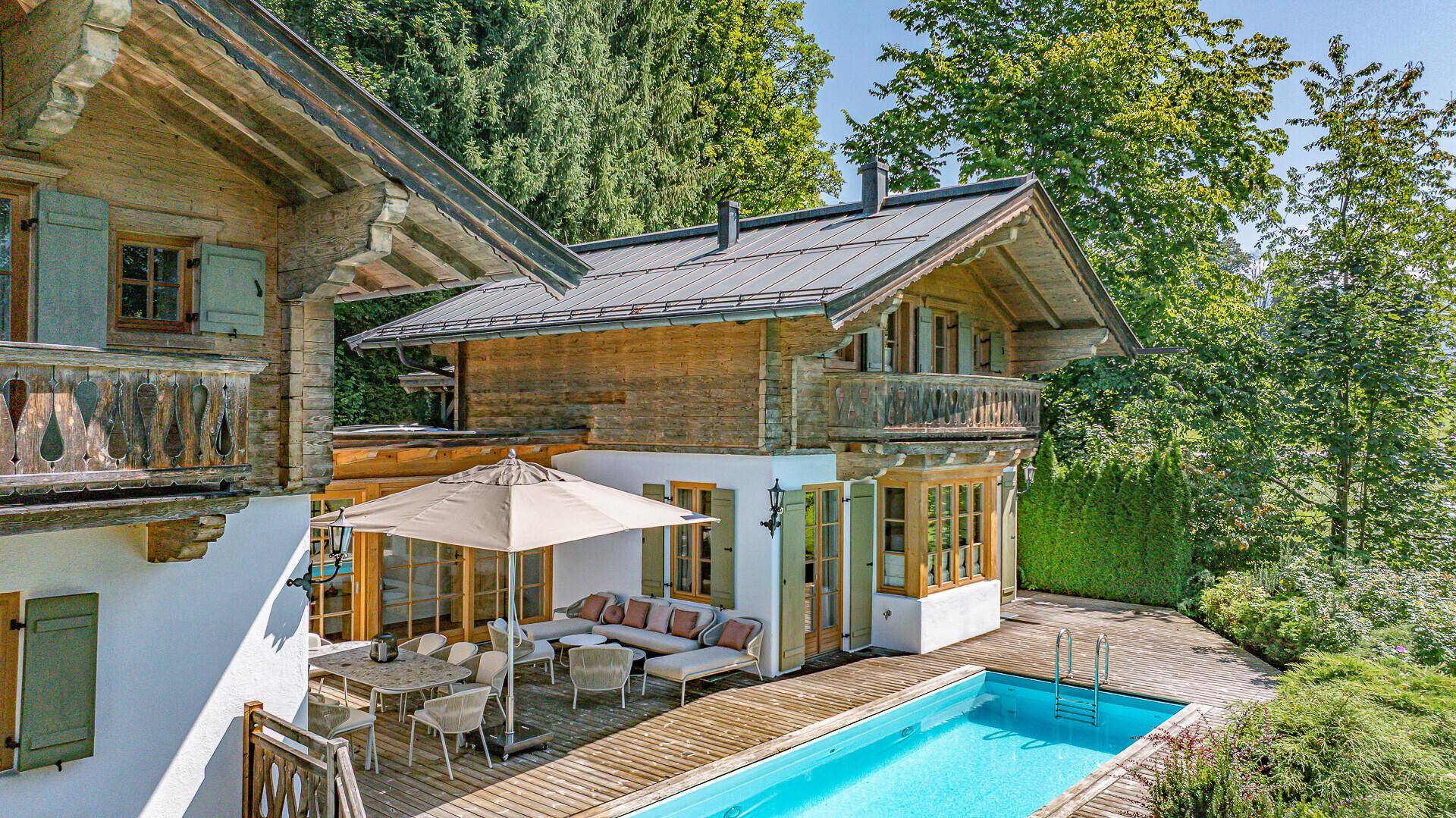 KITZIMMO-Exklusives Landhaus mit Pool in bester Lage - Immobilien Kitzbühel.
