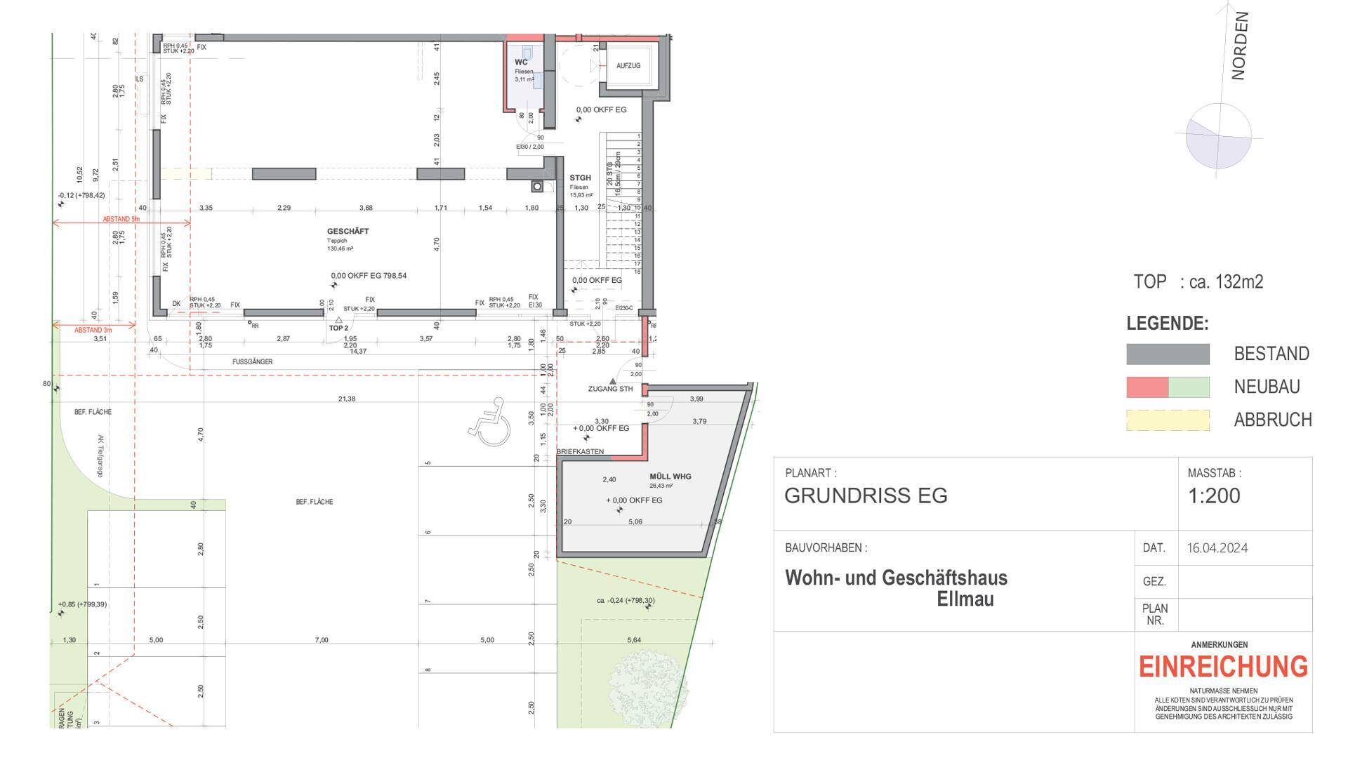 Detaillierter Grundriss des Erdgeschosses mit einer großen Geschäftsfläche und Zugangsbereichen.