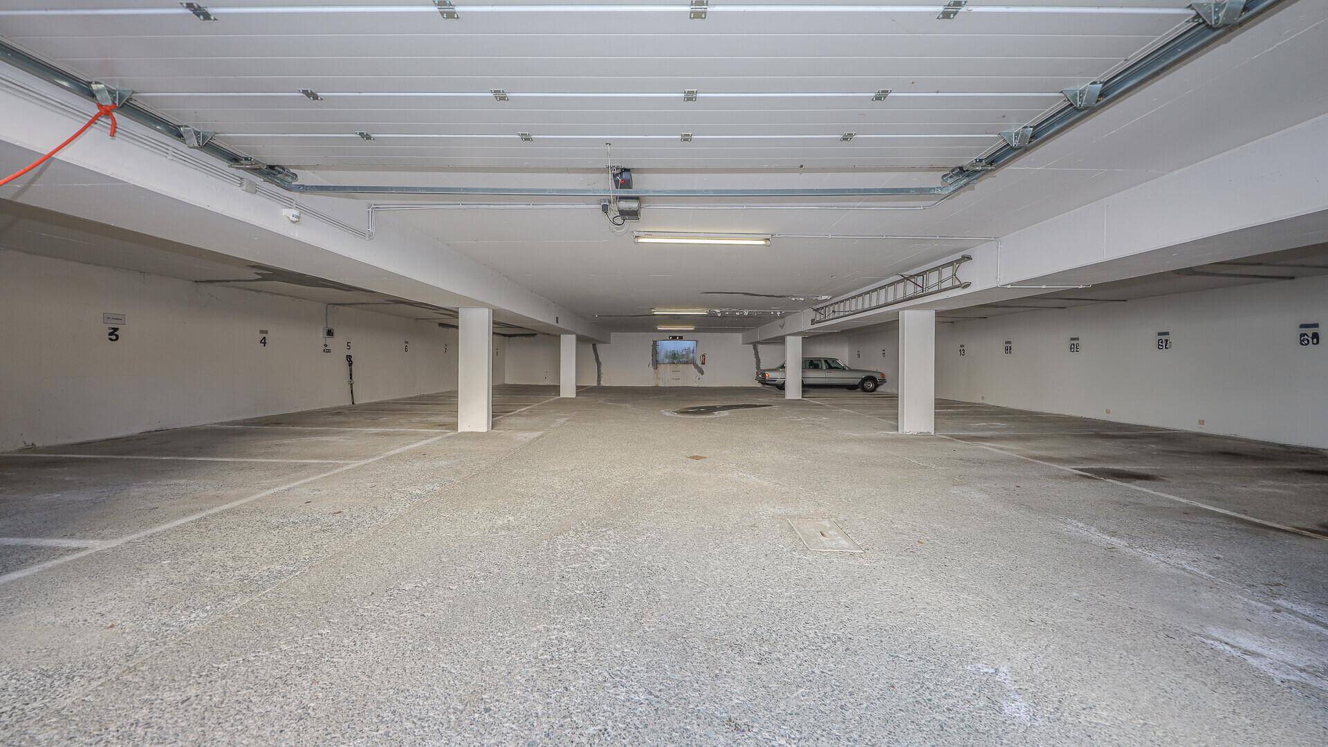 Geräumige Tiefgarage mit vielen Stellplätzen und guter Beleuchtung.