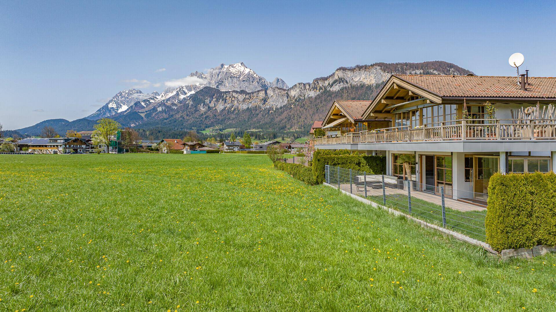 Idyllisches Anwesen mit weitläufigen Grünflächen und einem beeindruckenden Blick auf die umliegende Bergwelt.