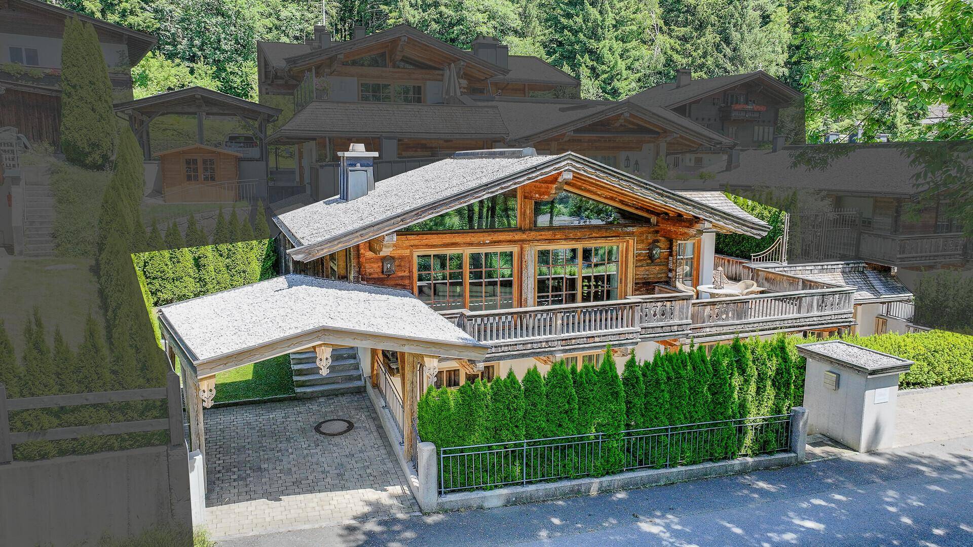 Gesamtansicht des modernen Holzhauses mit Carport und gepflegtem Garten, eingebettet in die Natur.