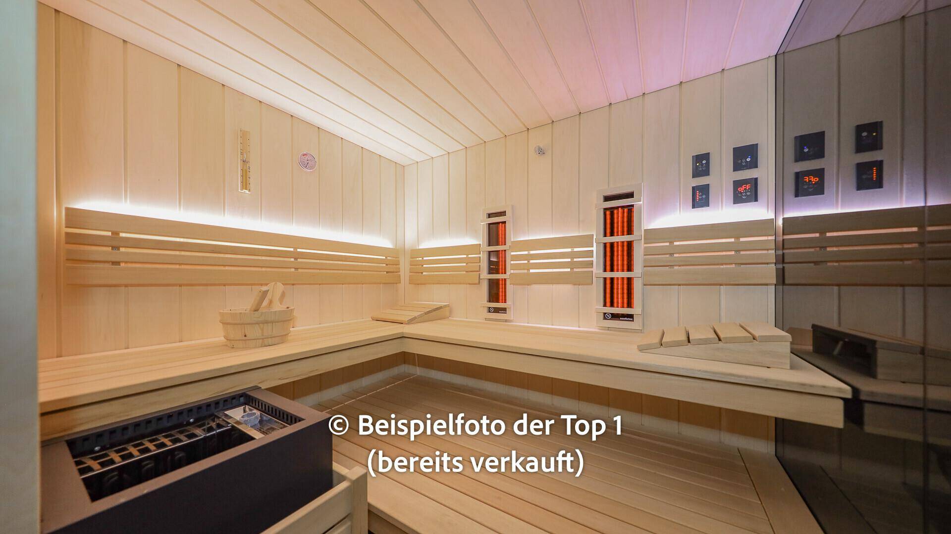 Moderne Holzsauna mit bequemen Bänken und Infrarotstrahlern für Entspannung.
