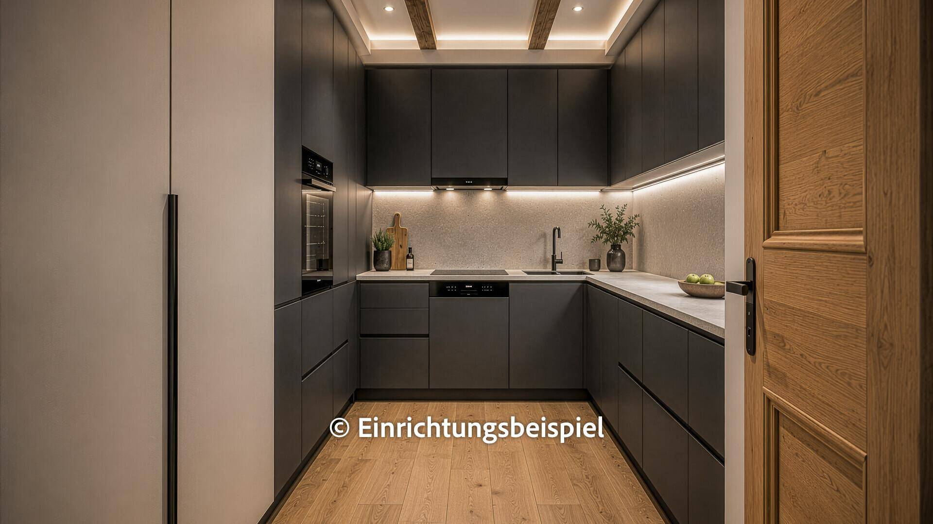 Moderne Küche mit dunklen Schränken, Holzbalken und integrierten Geräten.