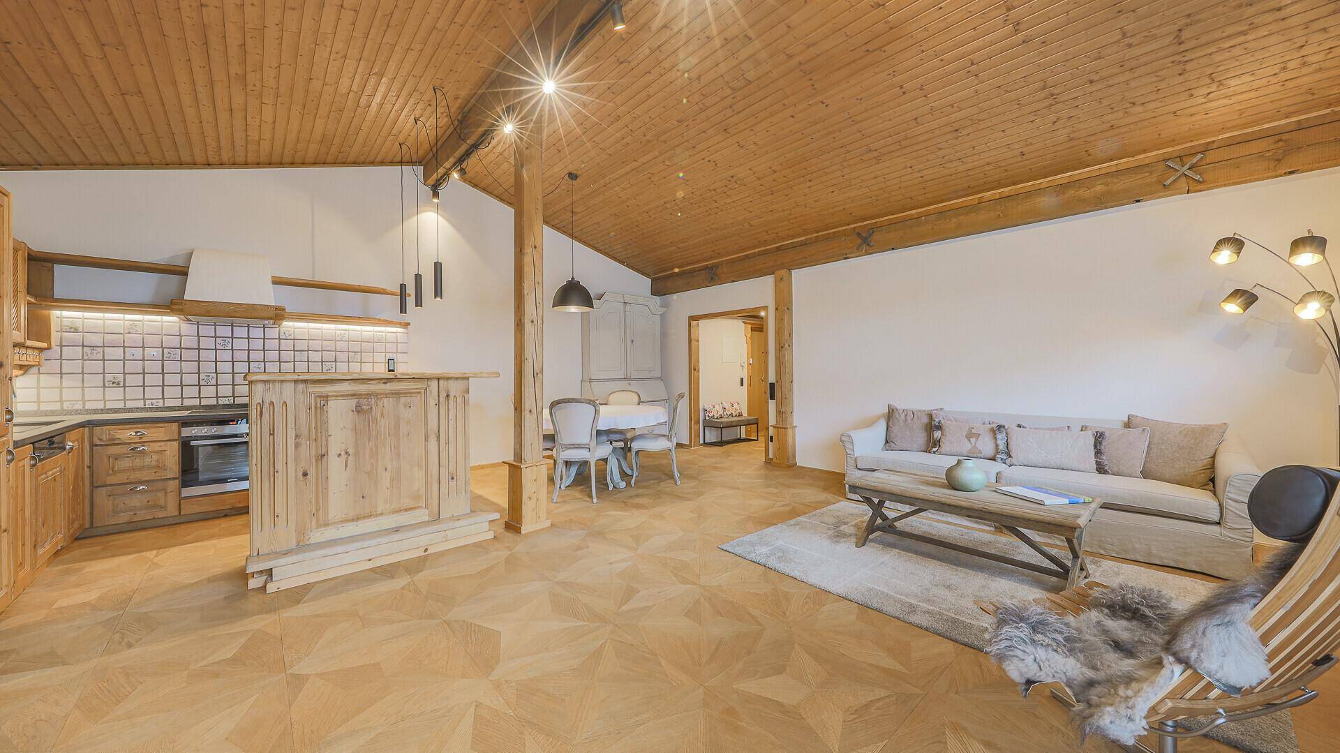 KITZIMMO-Dachgeschosswohnung mit Lift und Tiefgarage im Zentrum - Immobilien Kitzbühel.