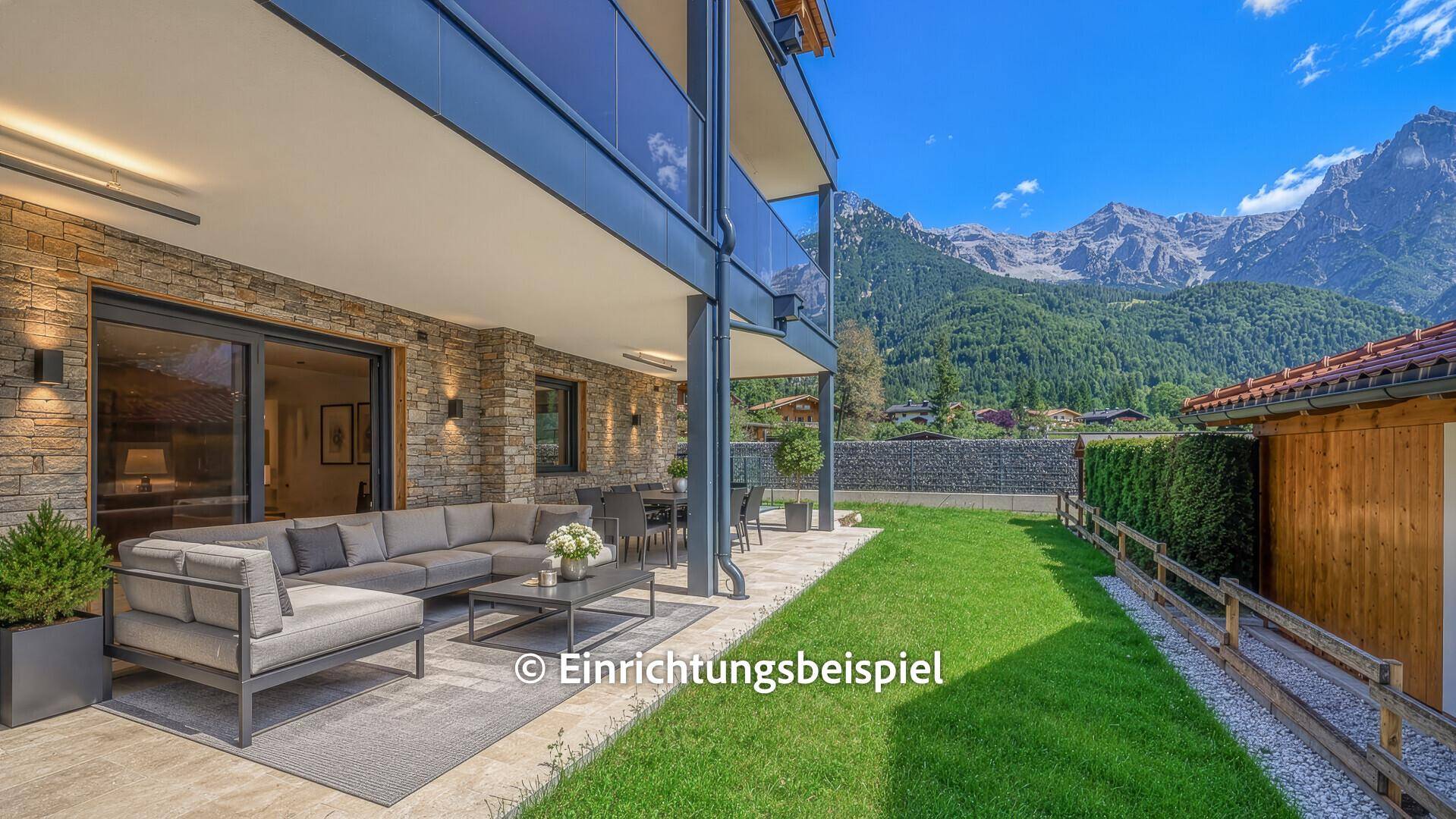 Möblierte Terrasse mit Garten und atemberaubendem Bergblick, als Beispiel für eine gemütliche Außengestaltung.