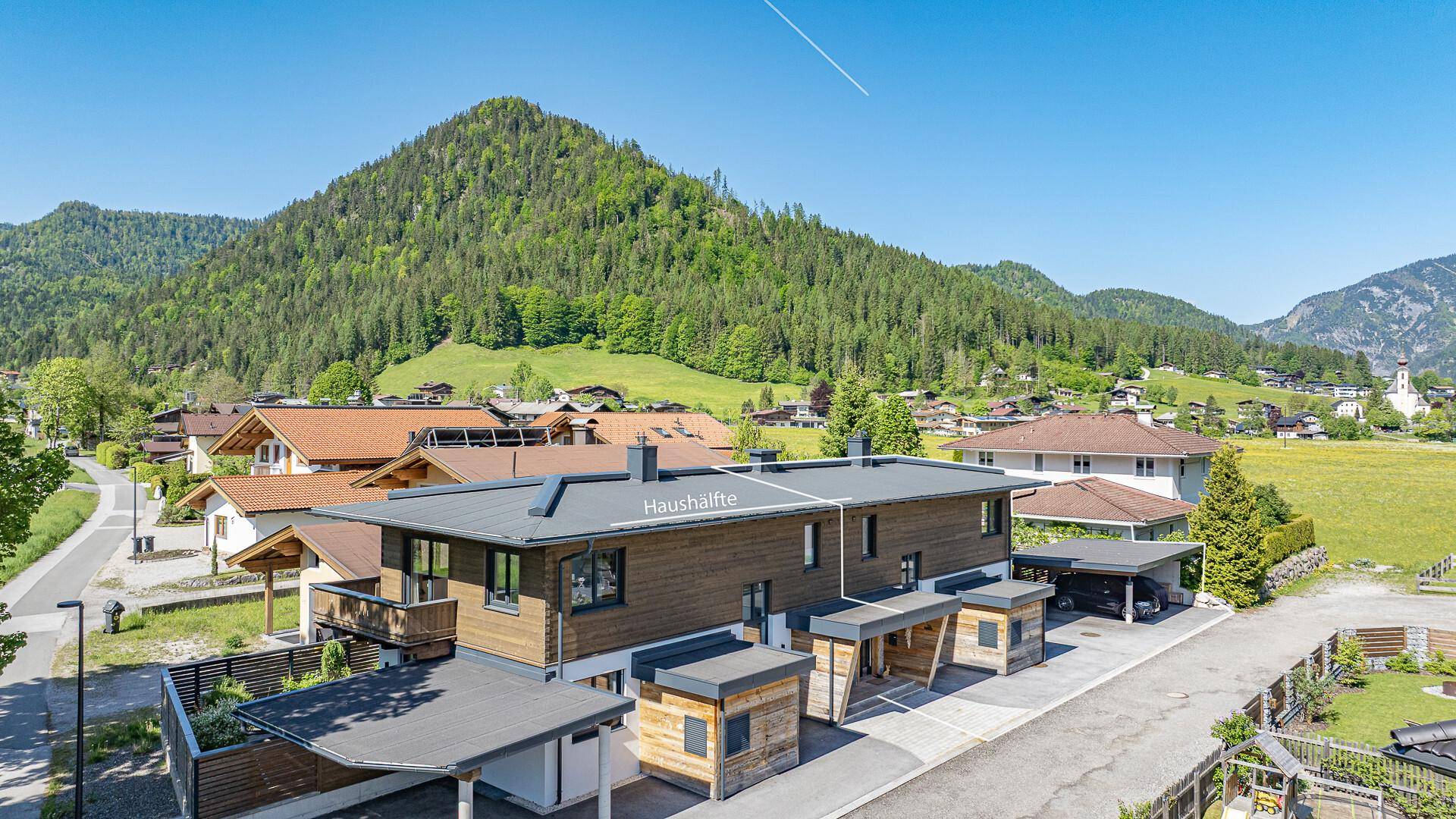 KITZIMMO-Exklusive Haushälfte in Ruhelage mit Bergblick kaufen - Immobilien Waidring.