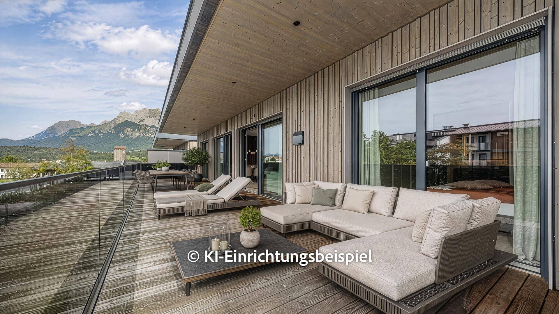 Geräumige Holzterrasse mit Lounge-Möbeln, Sonnenliegen und Panoramablick auf die Berge.