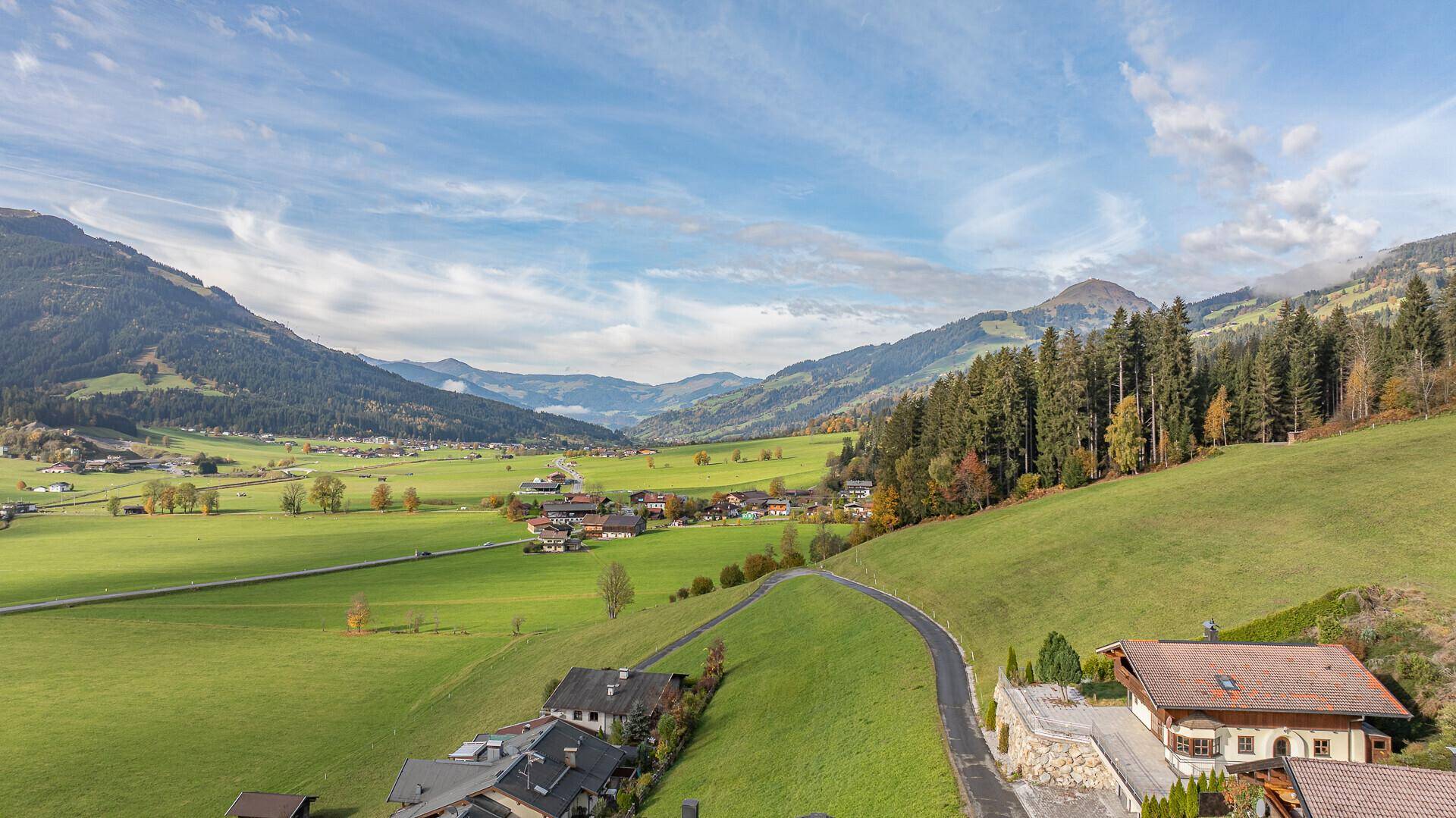 Weitläufige Luftaufnahme der Immobilie und der umliegenden Naturlandschaft mit Bergen.