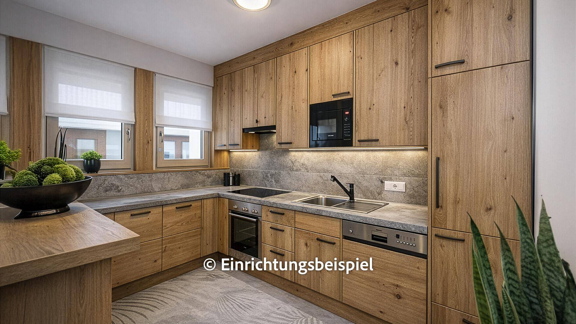 Moderne Holzküche mit Stein-Arbeitsplatten, integrierten Geräten und viel Stauraum, stilvoll beleuchtet.