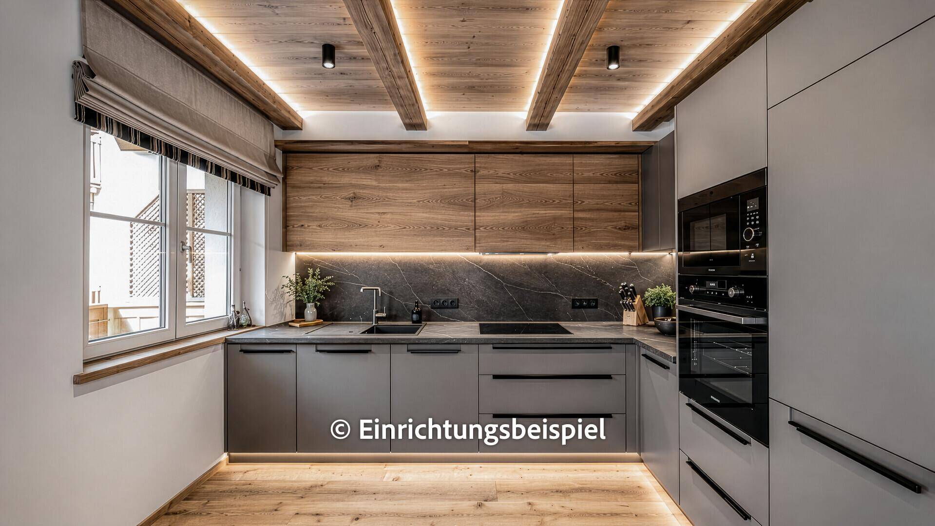 Moderne Küche mit Holzbalken, grauen Fronten und dunkler Stein-Arbeitsplatte im alpinen Stil.