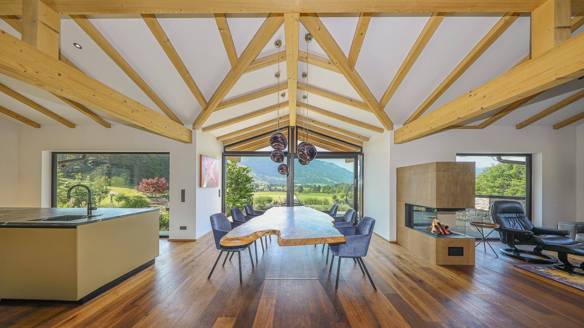 KITZIMMO-Exklusive Villa mit Schwimmteich in Toplage kaufen - Immobilien Saalfelden Salzburg.