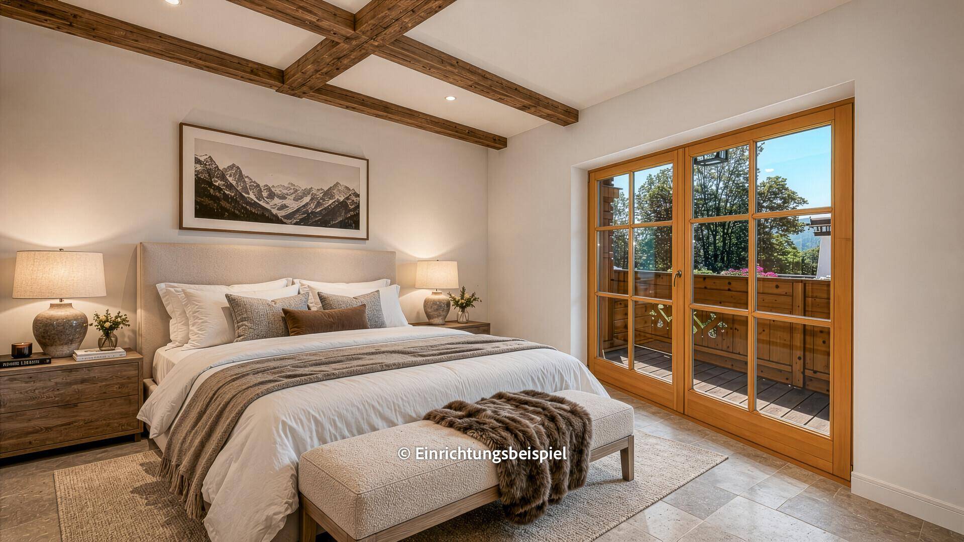 Helles Schlafzimmer mit Holzbalkendecke, großem Bett und direktem Zugang zum Balkon.
