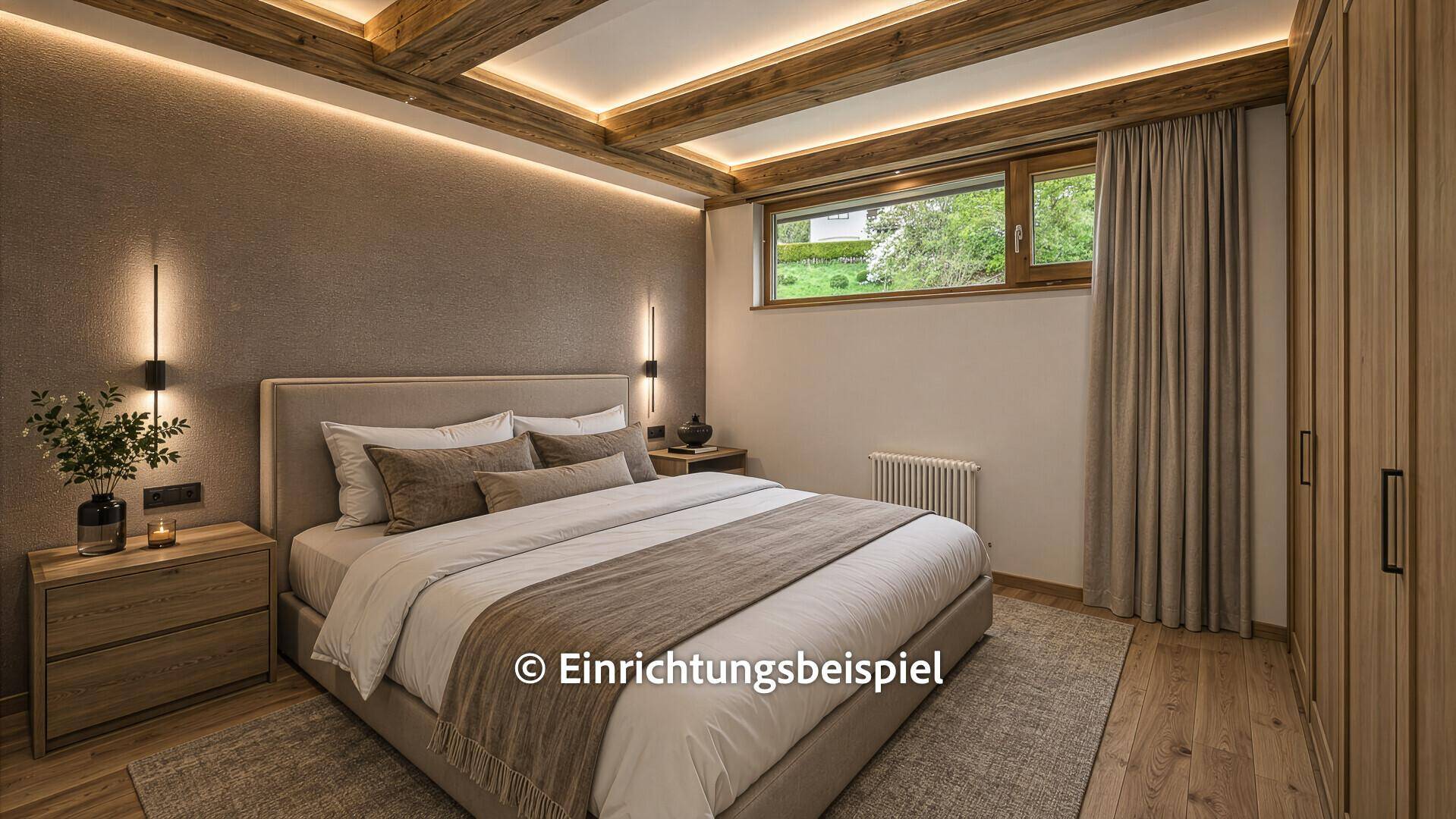 Modernes Schlafzimmer mit großem Bett, Holzbalken und Blick auf die Natur.