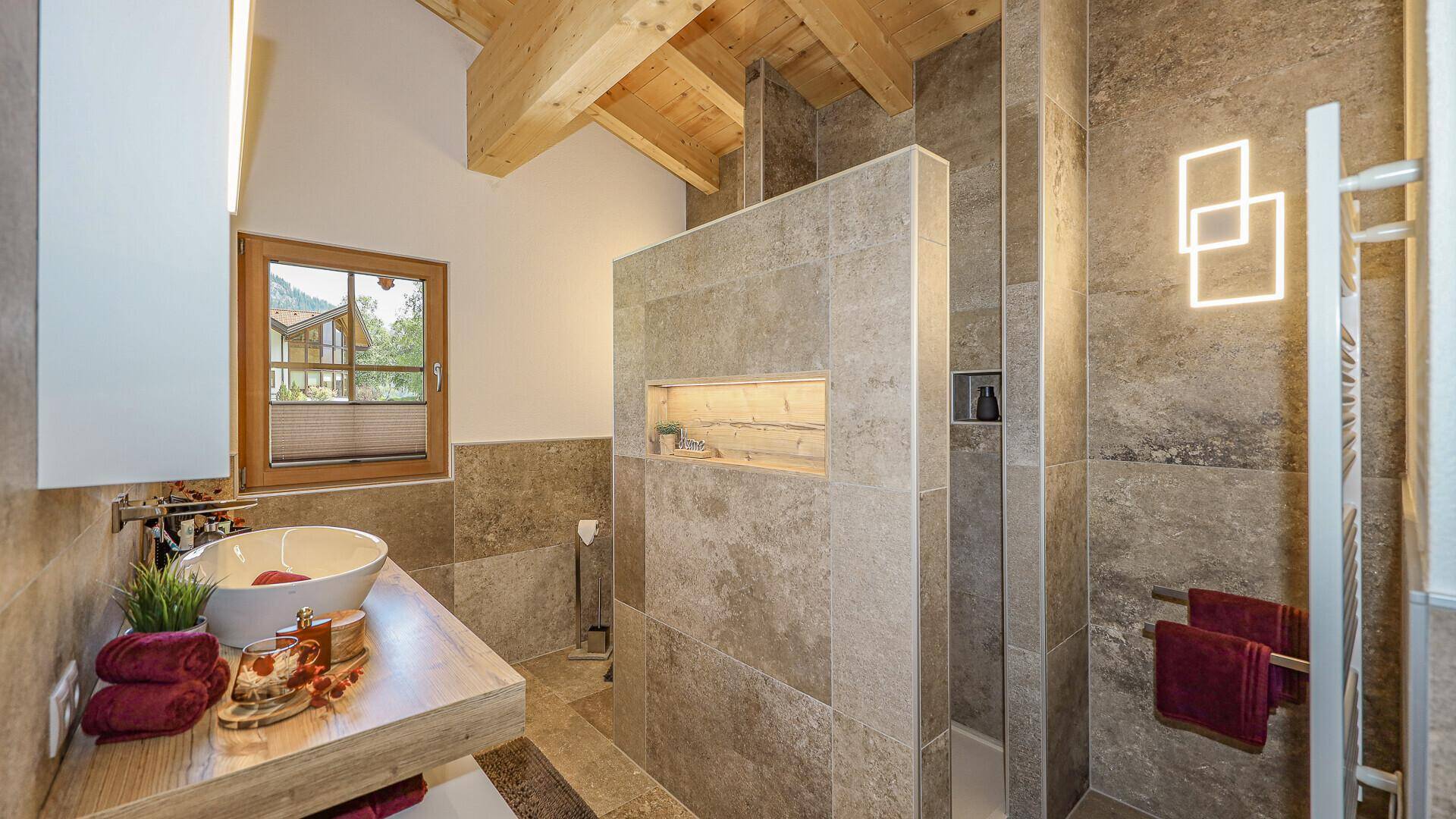 Modernes Badezimmer mit begehbarer Dusche, Waschtisch und Holzdachschrägen.
