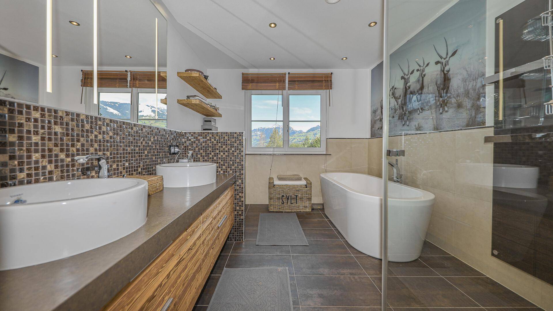 Modernes Badezimmer mit Doppelwaschbecken, freistehender Badewanne und großer Dusche.