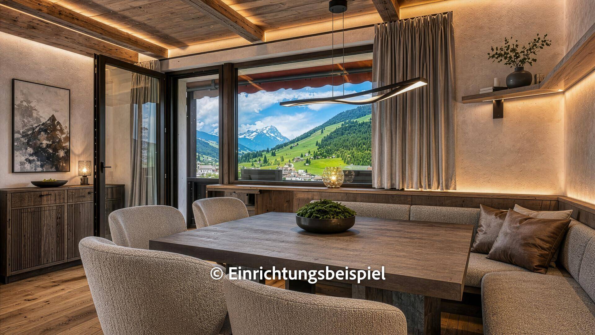 Moderner Essbereich mit Holztisch, bequemen Stühlen und beeindruckendem Bergblick.