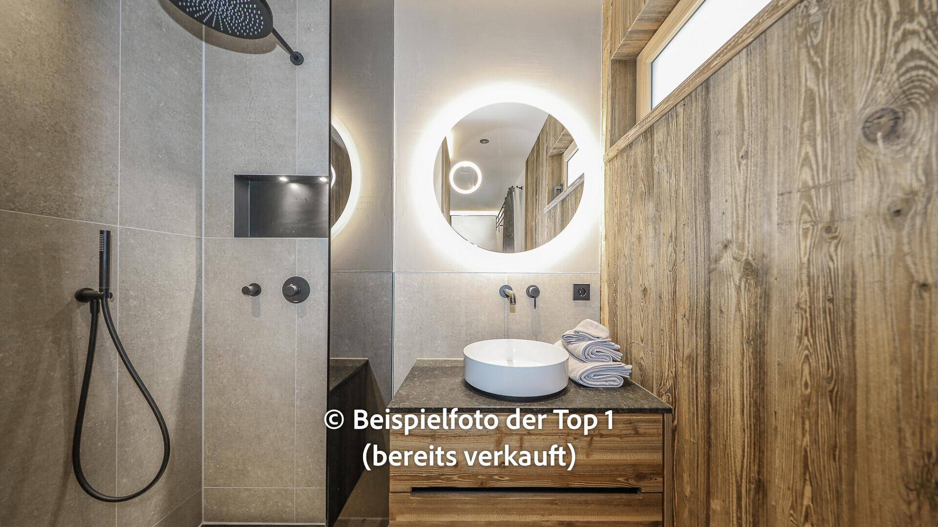 Modernes Badezimmer mit runden Spiegeln, Einzelwaschbecken und begehbarer Dusche.