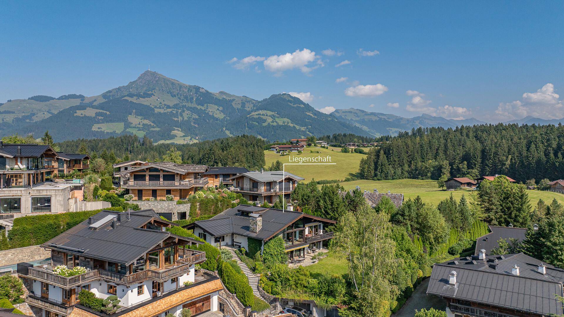 Panoramablick auf das Anwesen und die umliegende Siedlung in den Alpen.
