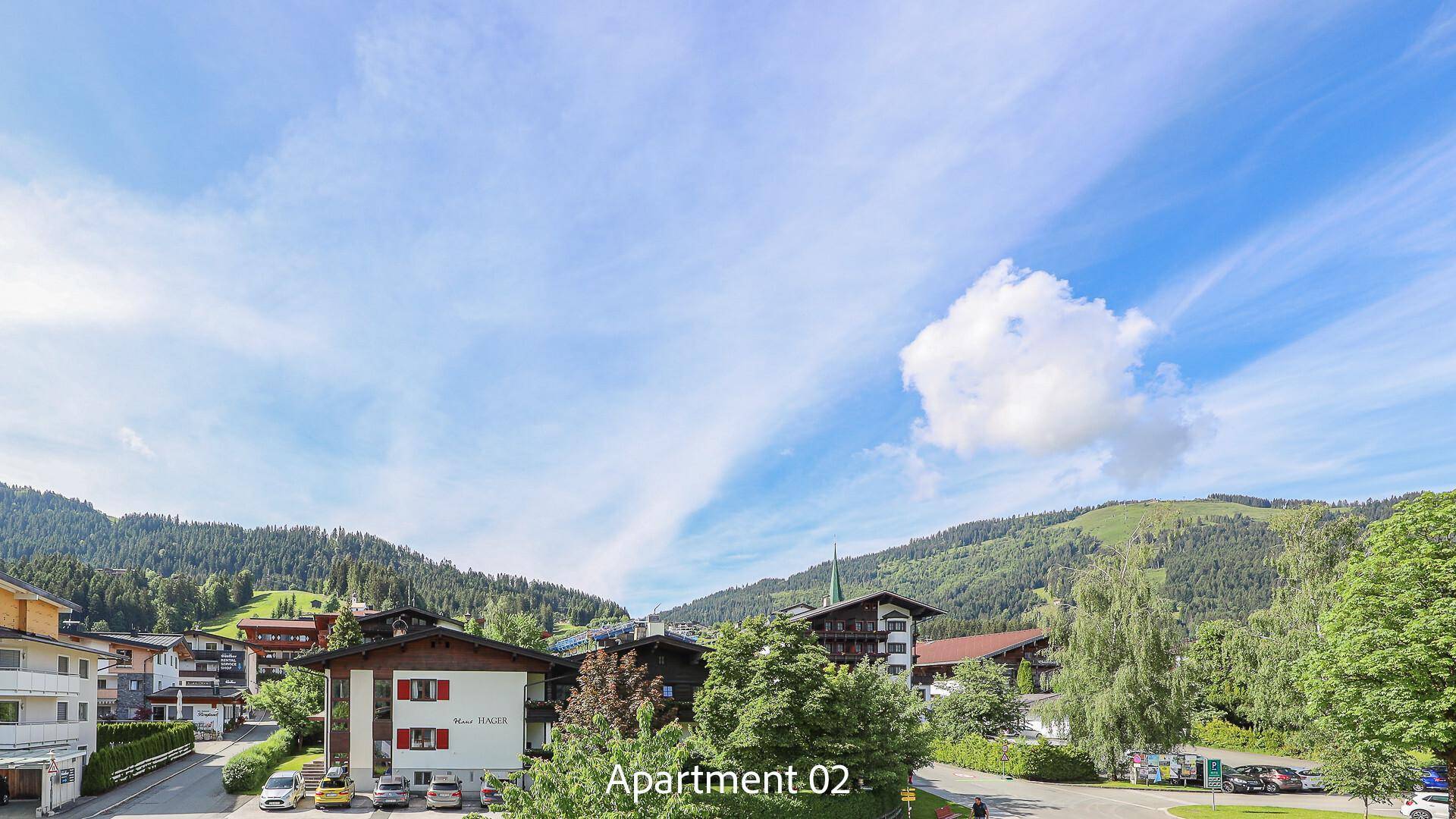 Panoramablick auf das malerische Dorf und die umliegenden Berge.