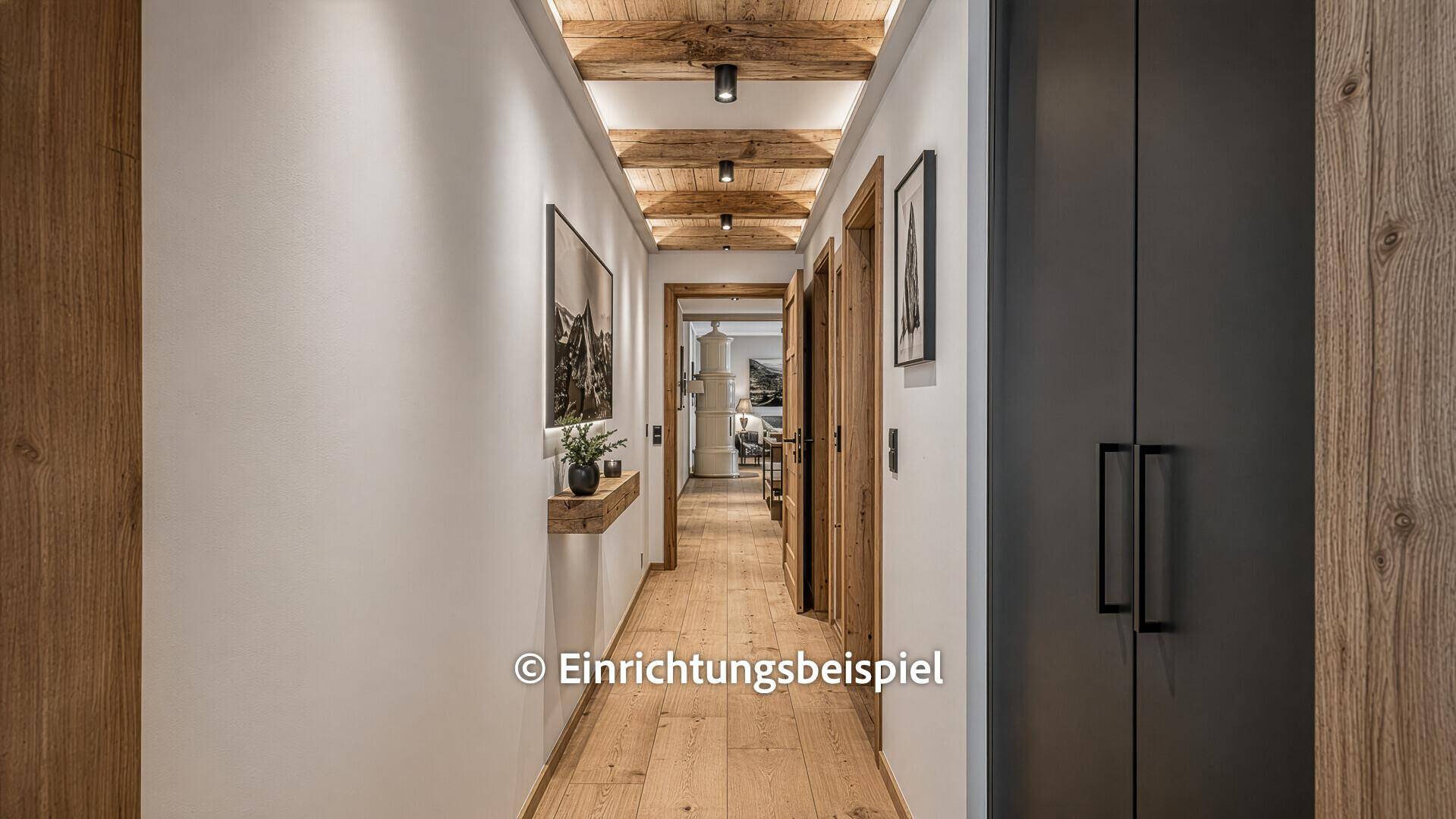 Moderner Flur mit Holzbalkendecke, Einbauschrank und Holzboden im alpinen Stil.