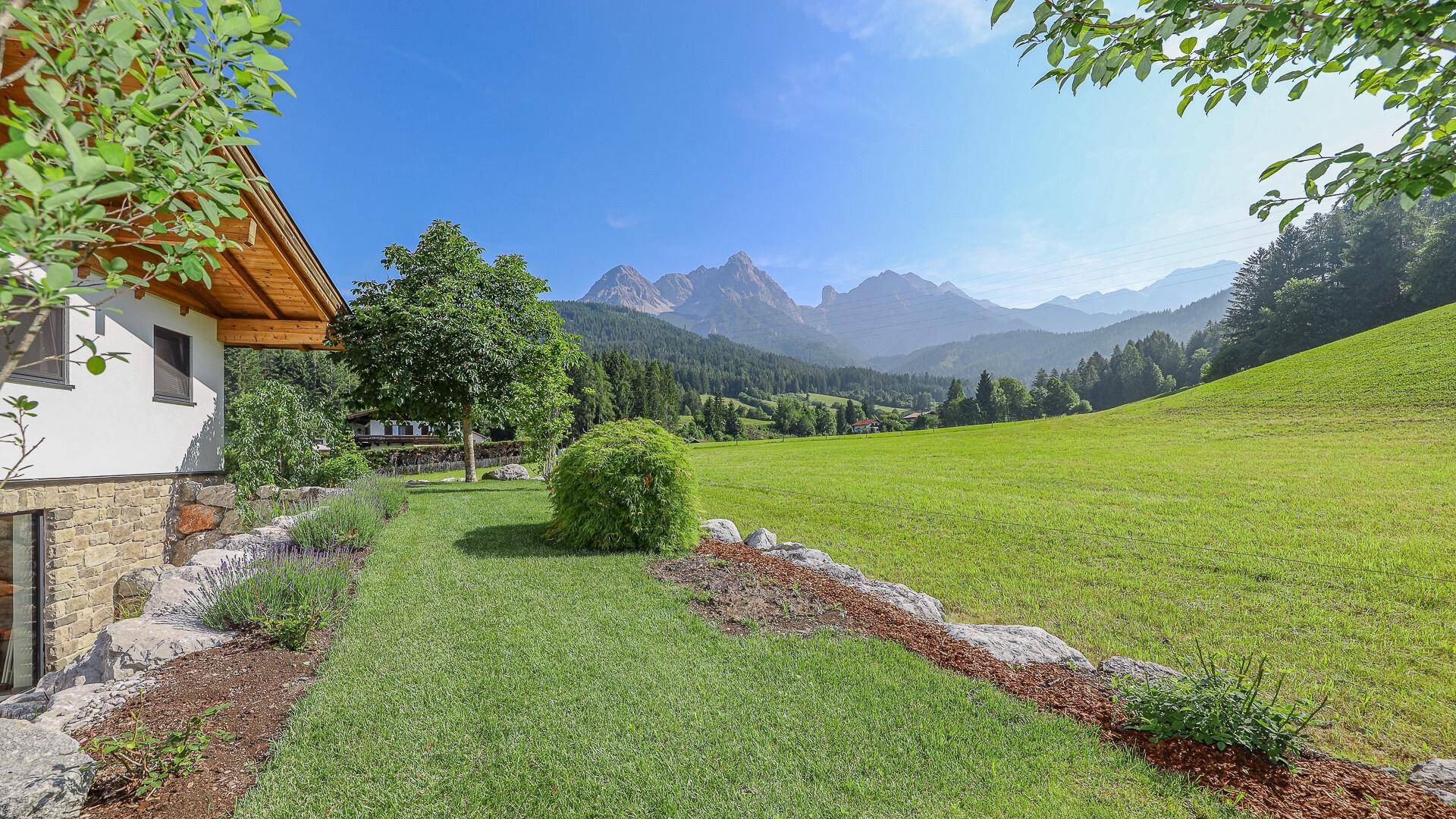 KITZIMMO-Exklusive Villa mit Schwimmteich in Toplage kaufen - Immobilien Saalfelden Salzburg.