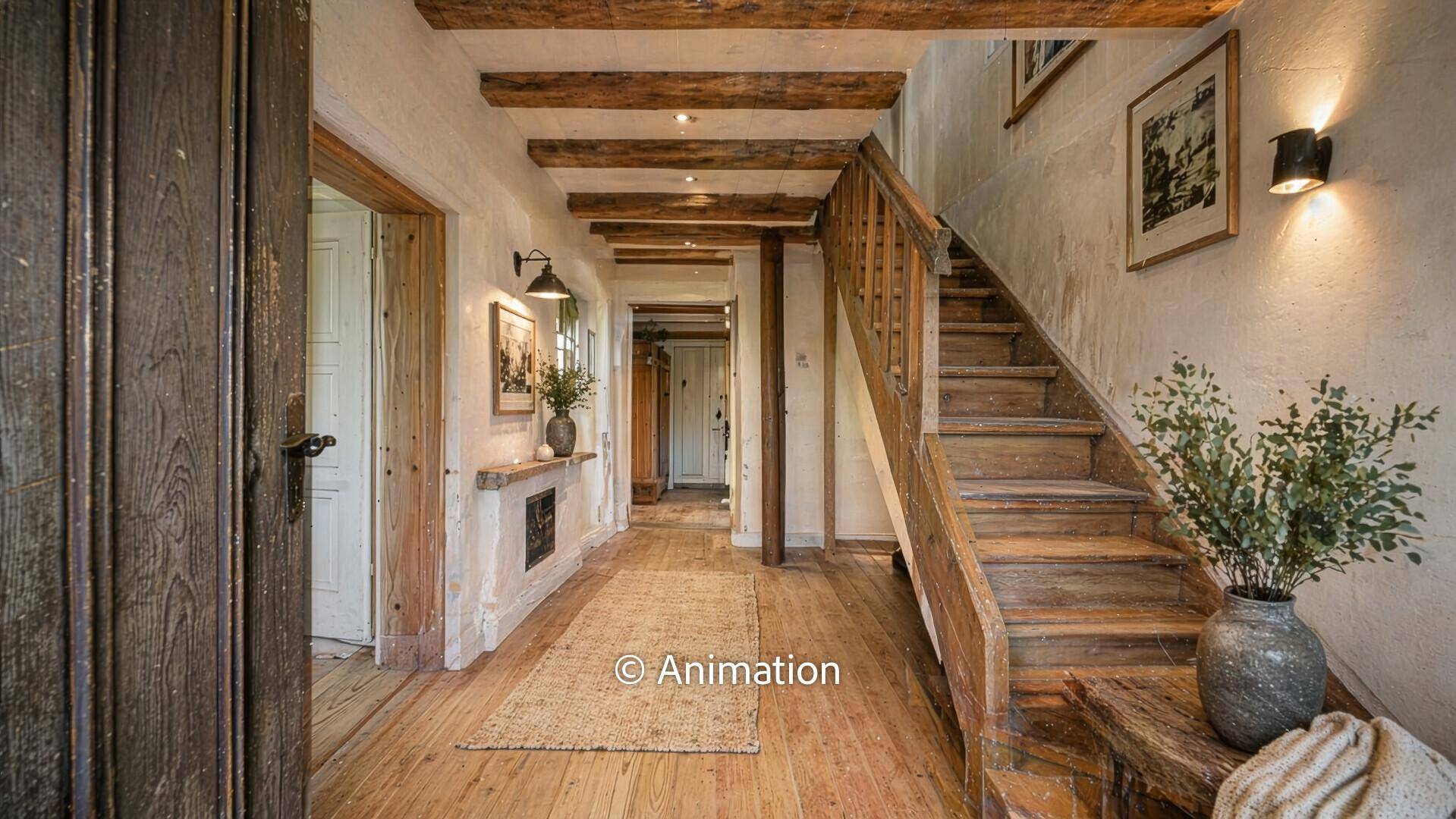 Renovierter Flur mit Holzbalkendecke, Holztreppe und stilvoller Beleuchtung im Landhausstil.