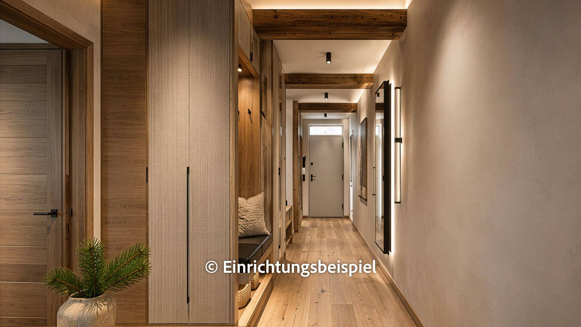 Moderner Flur mit Holzboden, Einbauschränken und indirekter Beleuchtung.