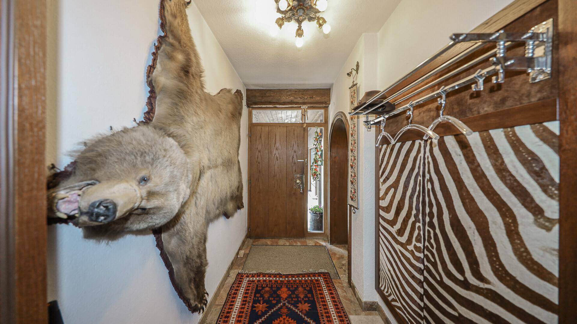 Eingangsbereich mit rustikaler Dekoration und Garderobe.