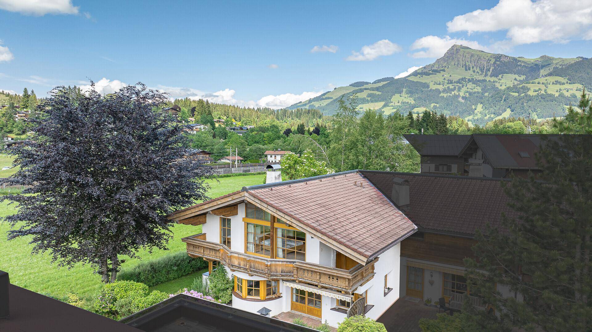 Malerischer Blick auf das Chalet mit traditioneller Architektur und die umliegende Berglandschaft.