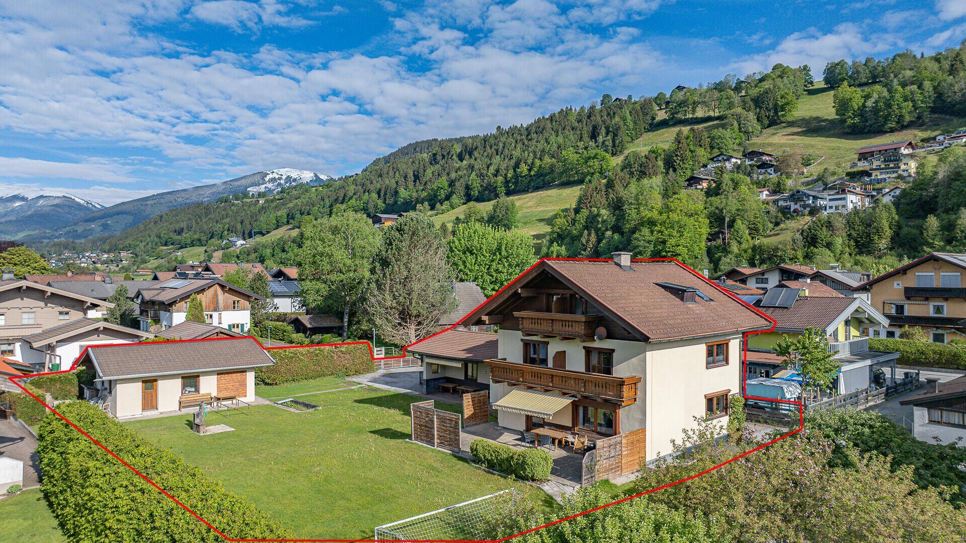Luftaufnahme des Anwesens mit roter Umrandung, eingebettet in eine malerische Berglandschaft.