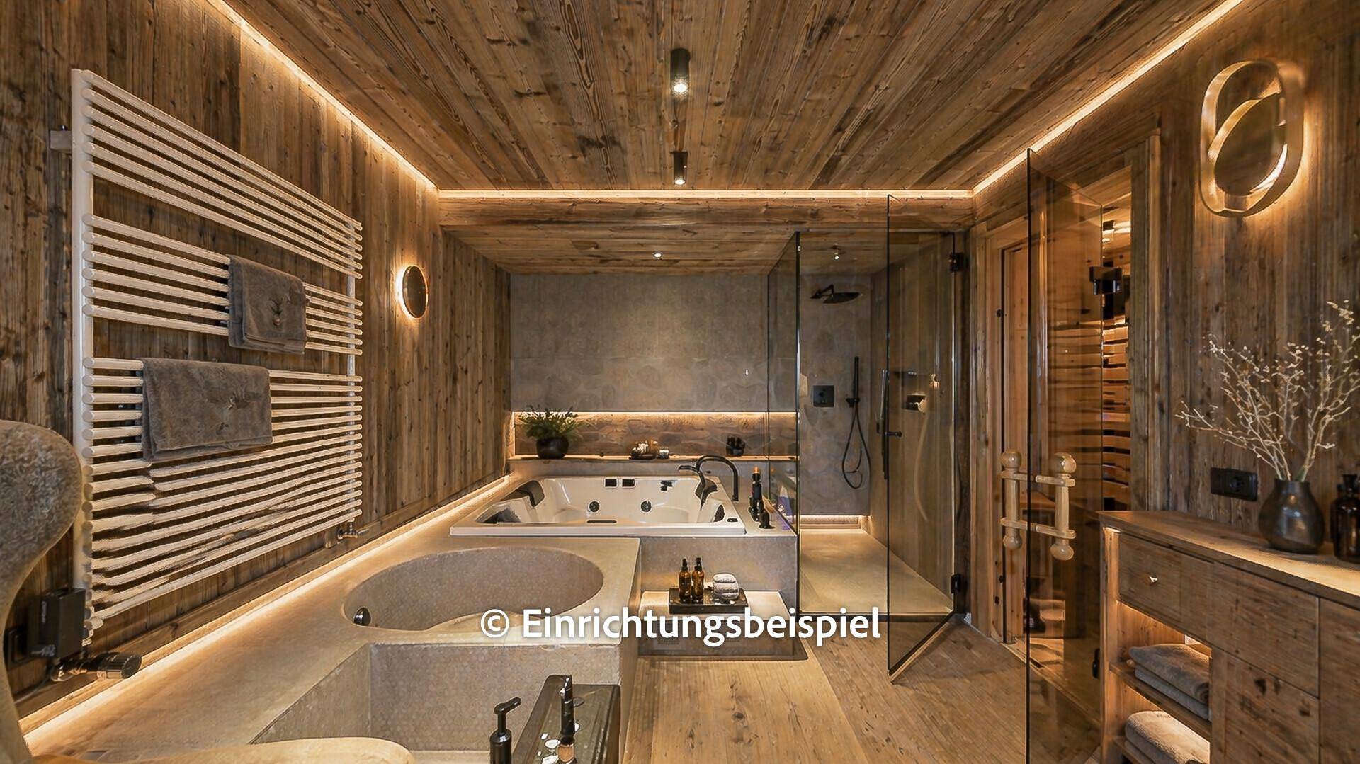 Modernes Spa-Badezimmer mit Whirlpool, Dusche und indirekter Beleuchtung.