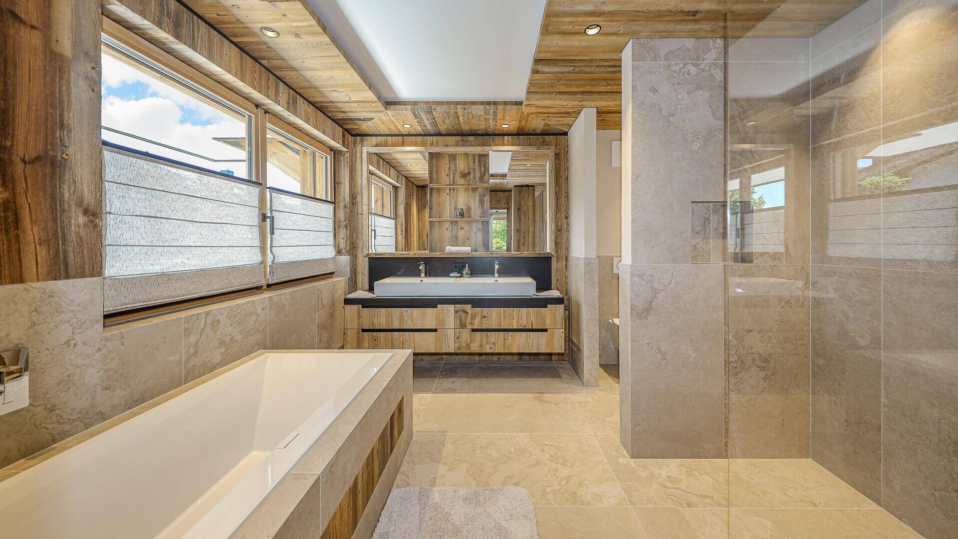 Modernes Badezimmer mit Doppelwaschbecken, Badewanne und begehbarer Dusche.