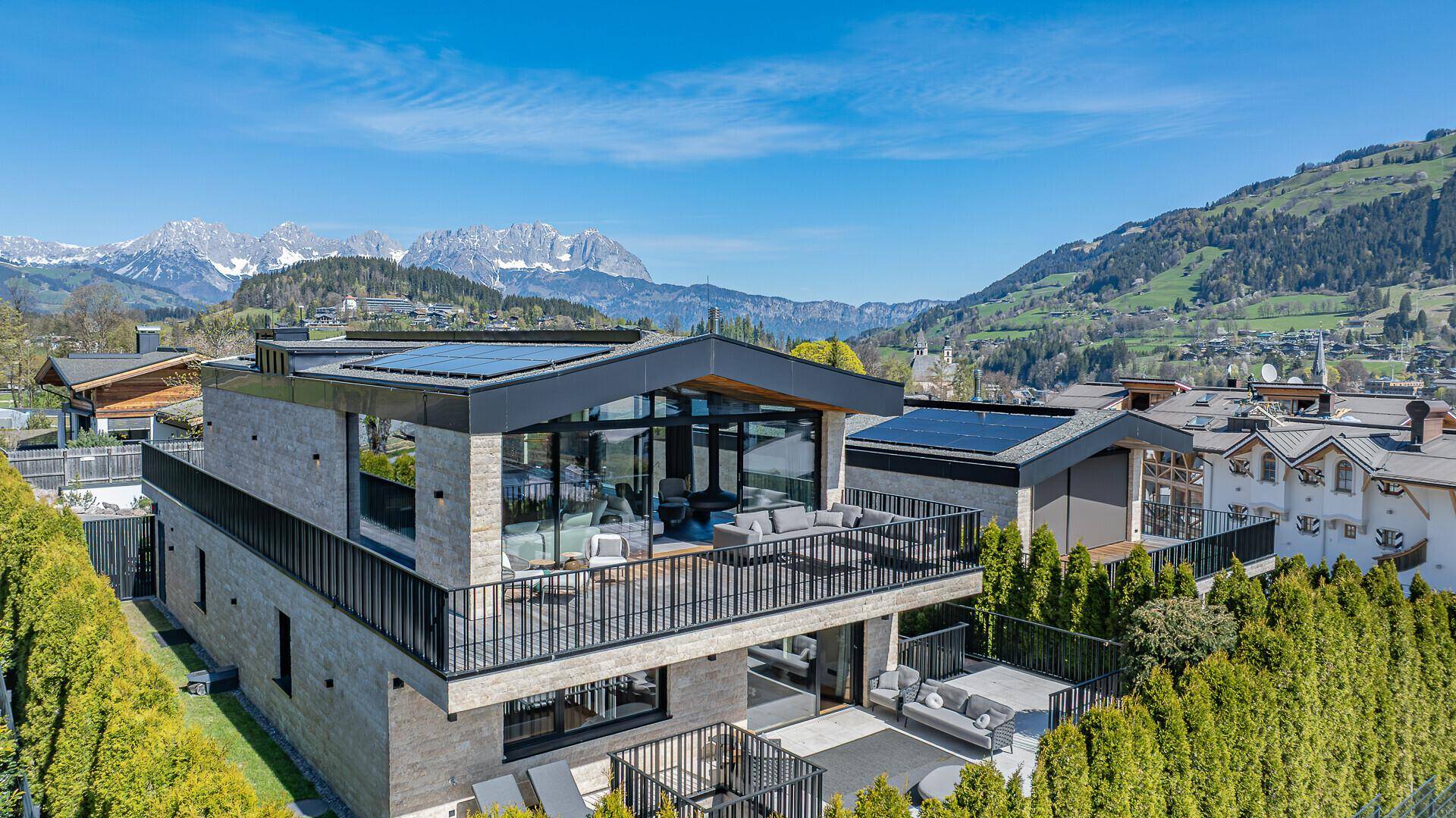 Exklusive Villa mit großzügiger Dachterrasse, Solaranlage und Panoramablick auf die umliegende Bergwelt.