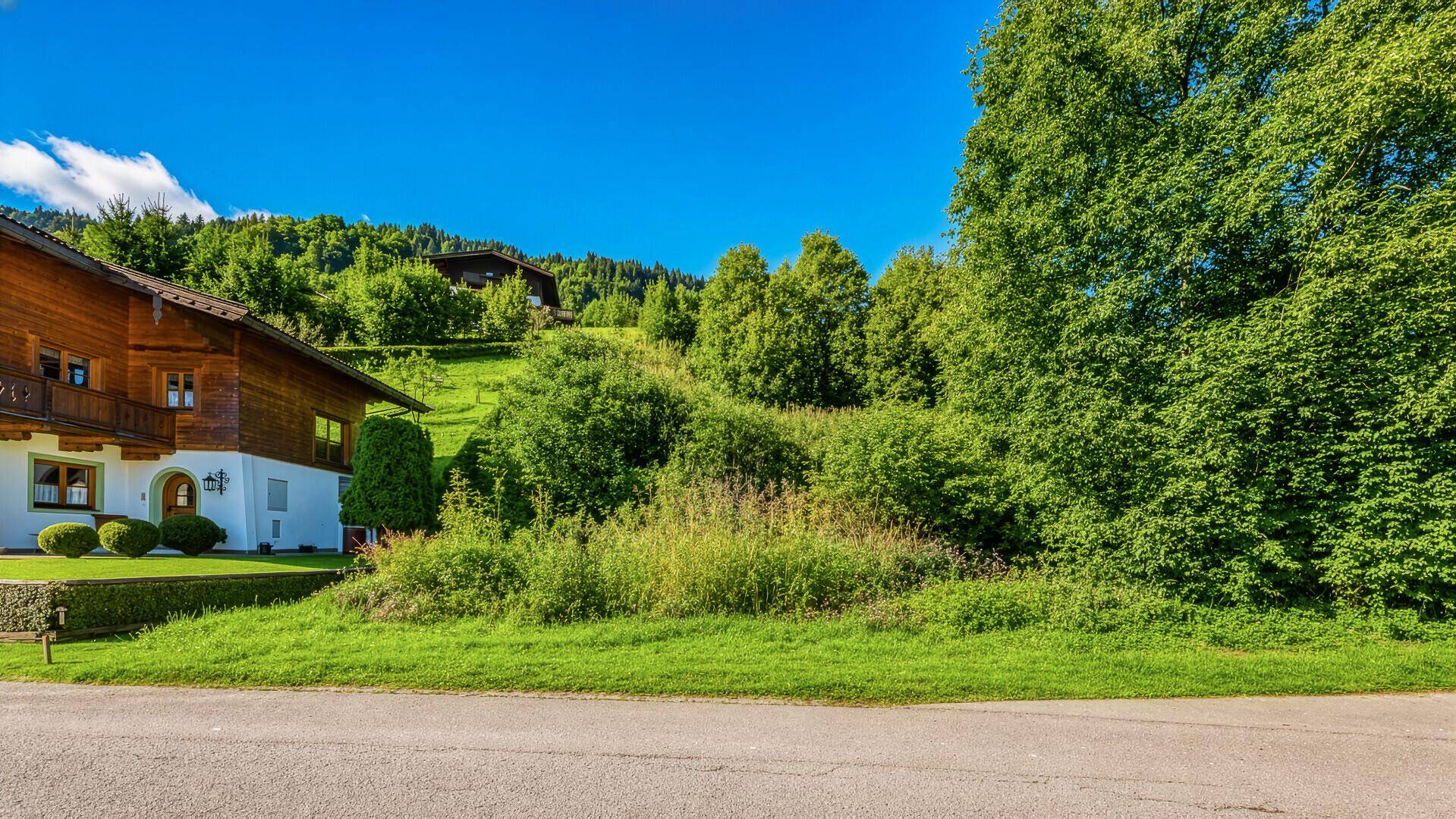 Detailansicht eines traditionellen Alpenhauses mit Holzbalkonen und gepflegter Fassade.