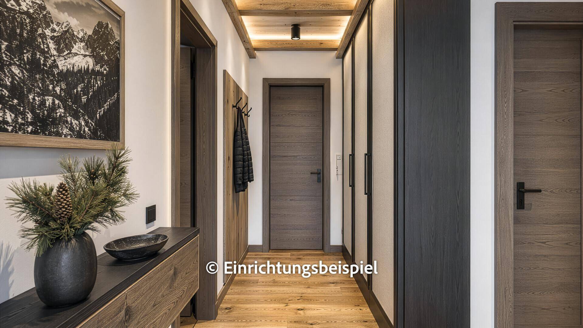Moderner Flur mit Holzboden, dunklen Türen und Einbauschränken.