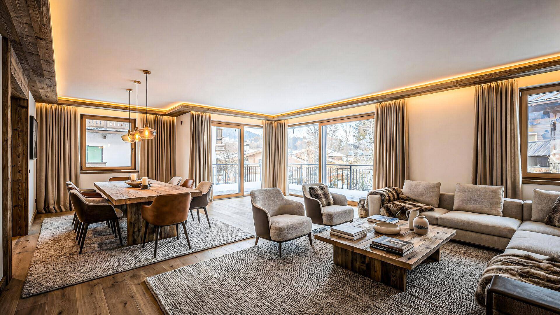 Gemütlicher Wohn-Essbereich im alpinen Stil mit Holzboden, großen Fenstern und indirekter Beleuchtung.