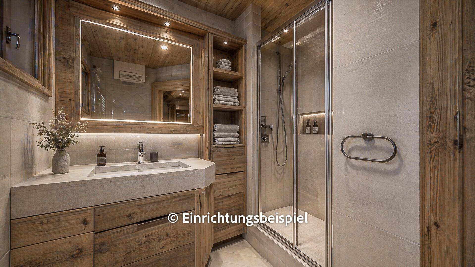 Modernes Badezimmer mit Dusche, Steinwaschtisch und indirekter Beleuchtung.