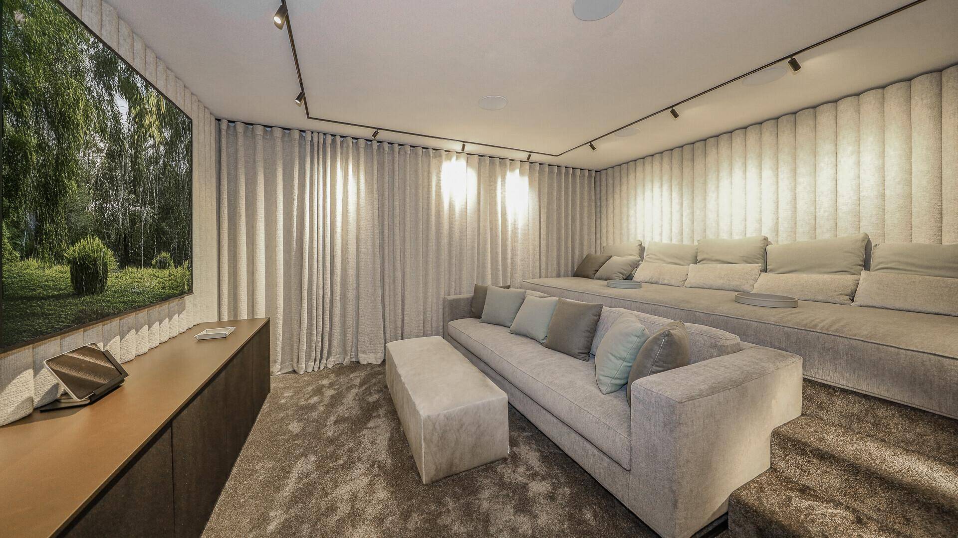 Gemütlicher Heimkinoraum mit bequemen Sofas, großem Bildschirm und schallabsorbierenden Wänden.