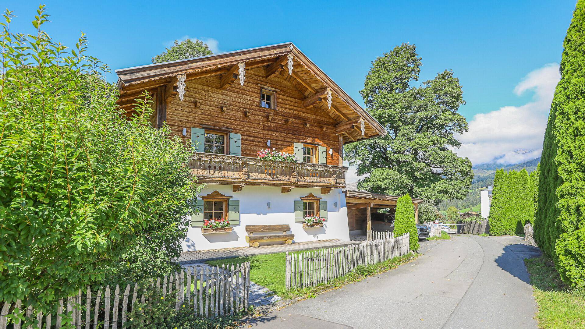 Charmantes Holzchalet mit traditioneller Architektur und gepflegter Außenanlage.