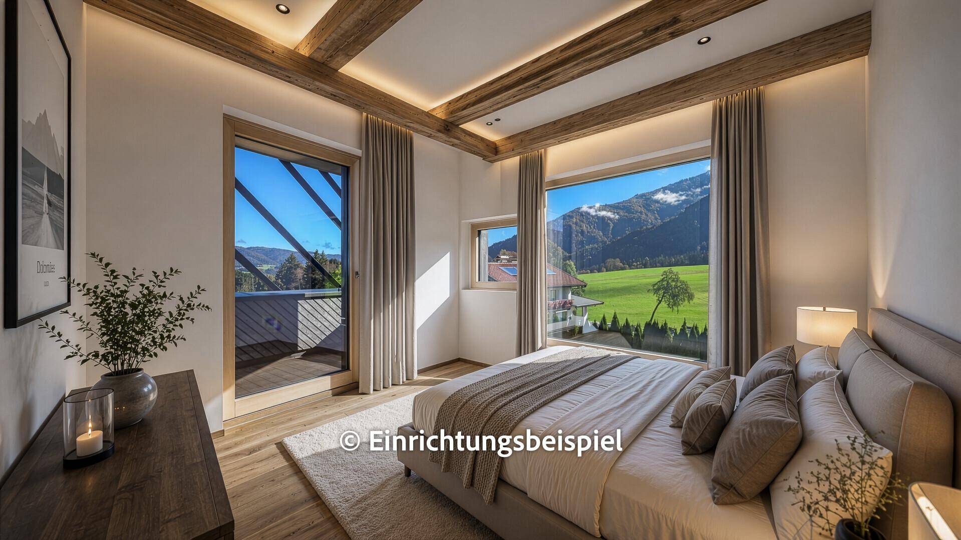 Stilvolles Schlafzimmer mit Holzbalken, großem Bett und Balkonzugang mit Bergblick.