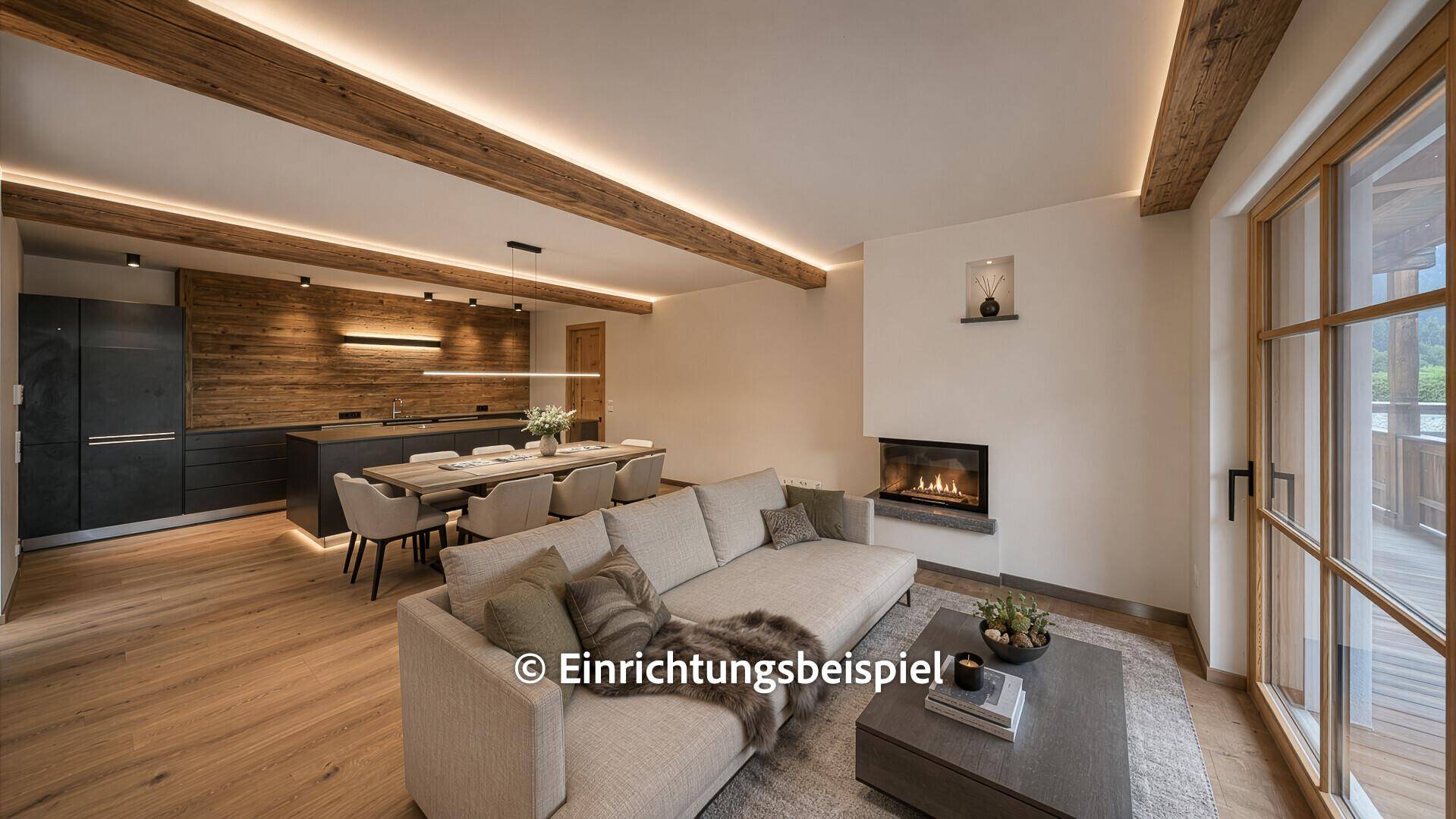 Großzügiger Wohn-Essbereich mit Holzbalken, Kamin und moderner Küche.