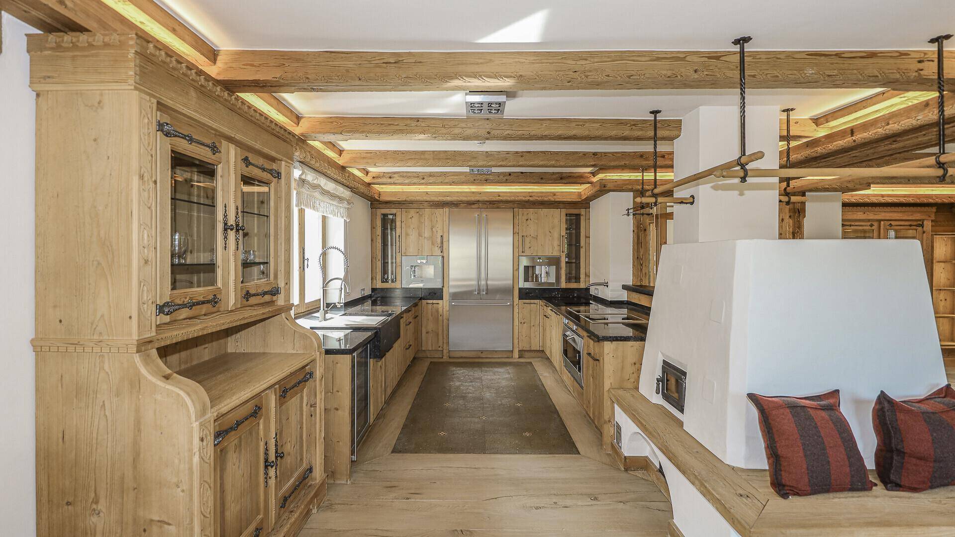 Traditionelle Holzküche mit modernen Geräten, Granitarbeitsplatten und viel Stauraum.