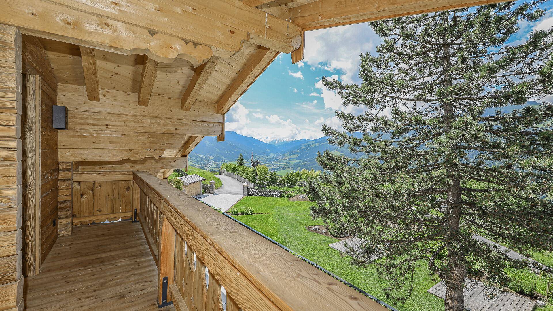 Geräumiger Holzbalkon mit Bergblick und traditionellem Geländer.