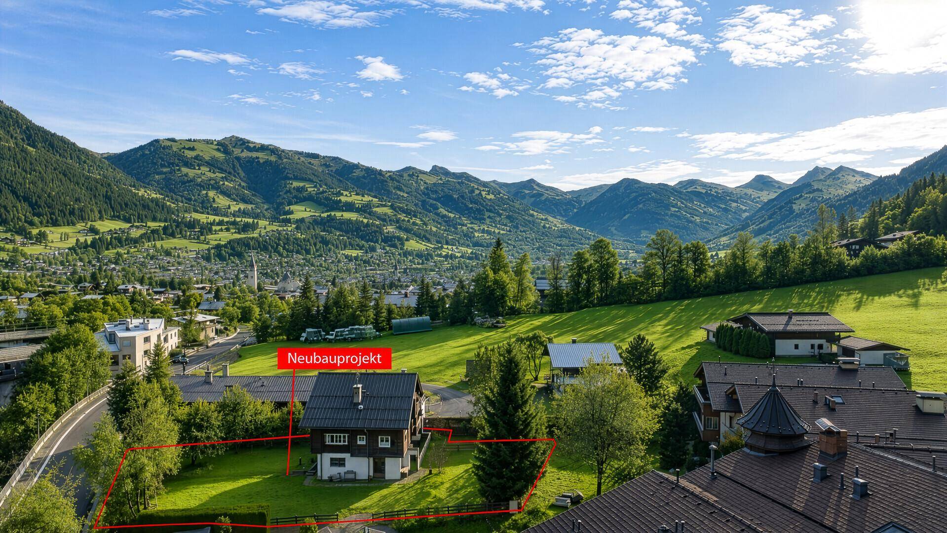 Traditionelles Holzhaus in alpiner Umgebung mit grünen Wiesen und bewaldeten Bergen.