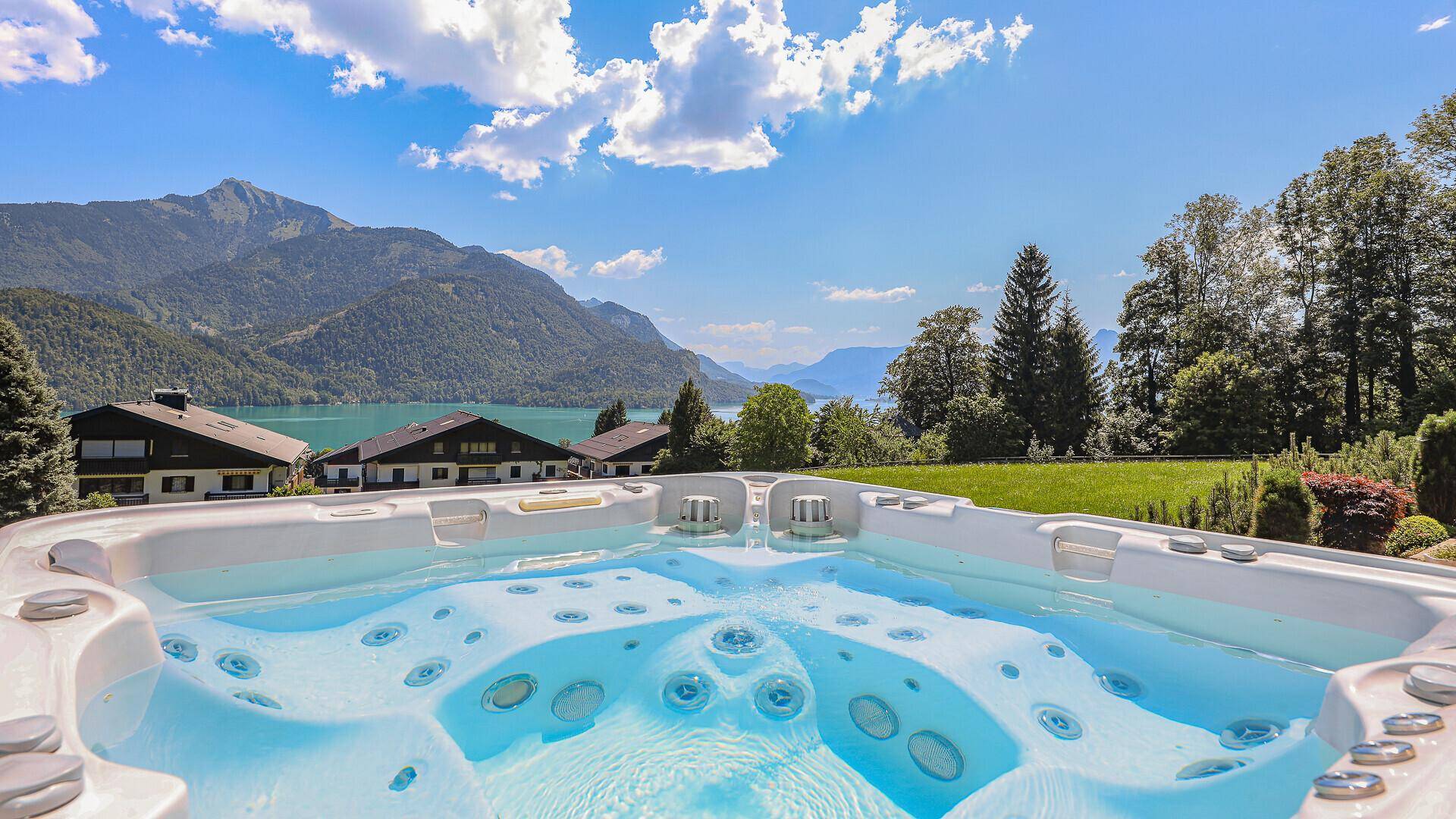Nahaufnahme des Whirlpools mit sprudelndem Wasser und beeindruckendem See- und Bergblick.