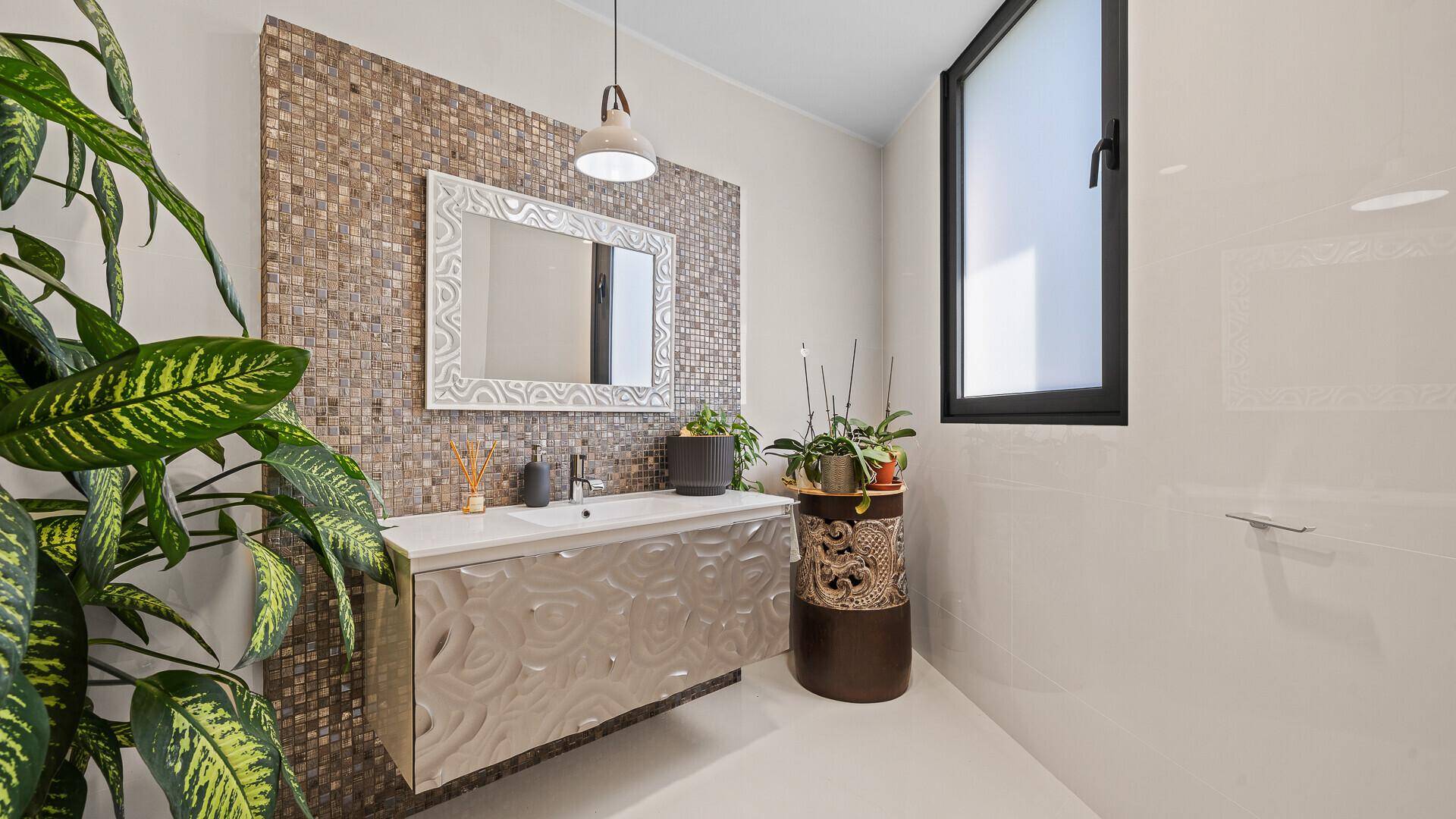 Modernes Gäste-WC mit Mosaikwand, Einzelwaschbecken und einem Fenster für Belüftung.