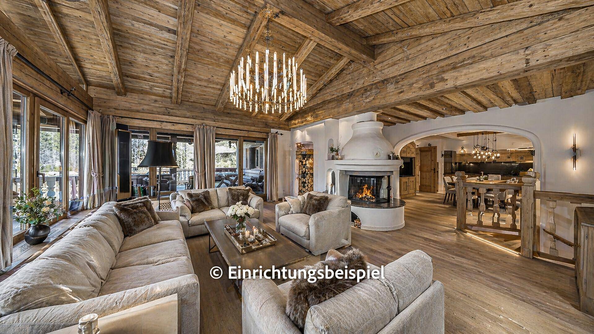 Modern gestalteter Wohnbereich mit Kamin, hellen Sofas und Holzbalkendecke, offen zum Essbereich.