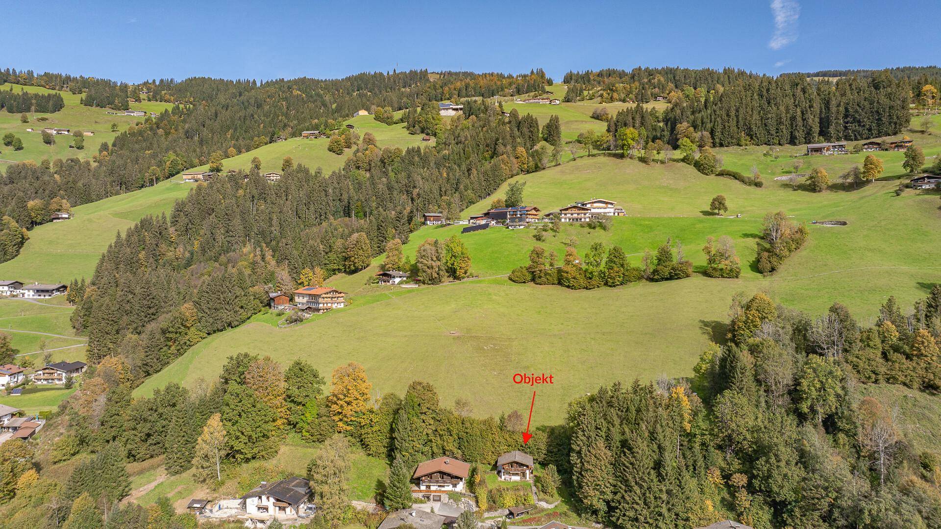 Panoramische Luftaufnahme der Immobilie in einer sonnigen Bergregion mit weiten Feldern.